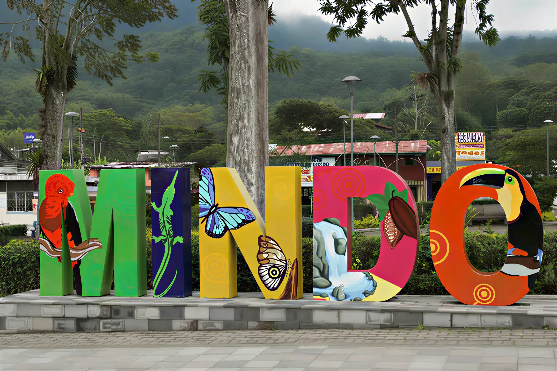 Letrero turístico relacionado con la llegada a Mindo desde Quito